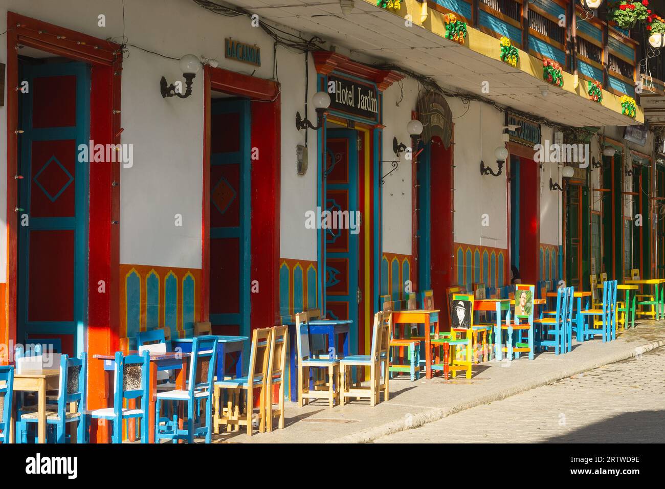 Bâtiment coloré sur la place principale (El Parque El Libertador) dans le village de jardin, Antioquia, Colombie. Banque D'Images