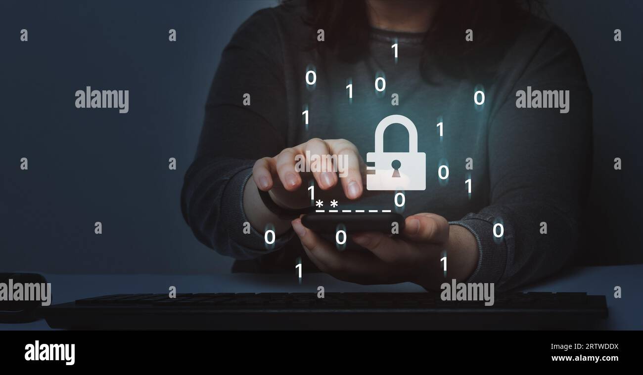 Femme avec protection smartphone avec authentification à deux facteurs. La cybersécurité et la confidentialité protègent les données. Confidentialité personnelle en ligne. Cyber-hacker menace. Banque D'Images