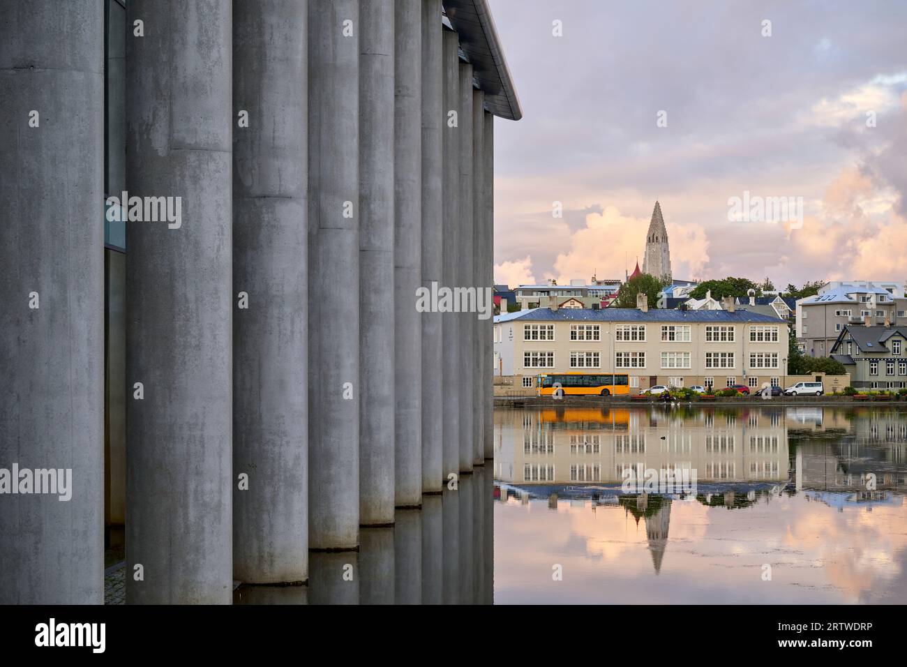 Piliers en béton sur le lac en ville Banque D'Images