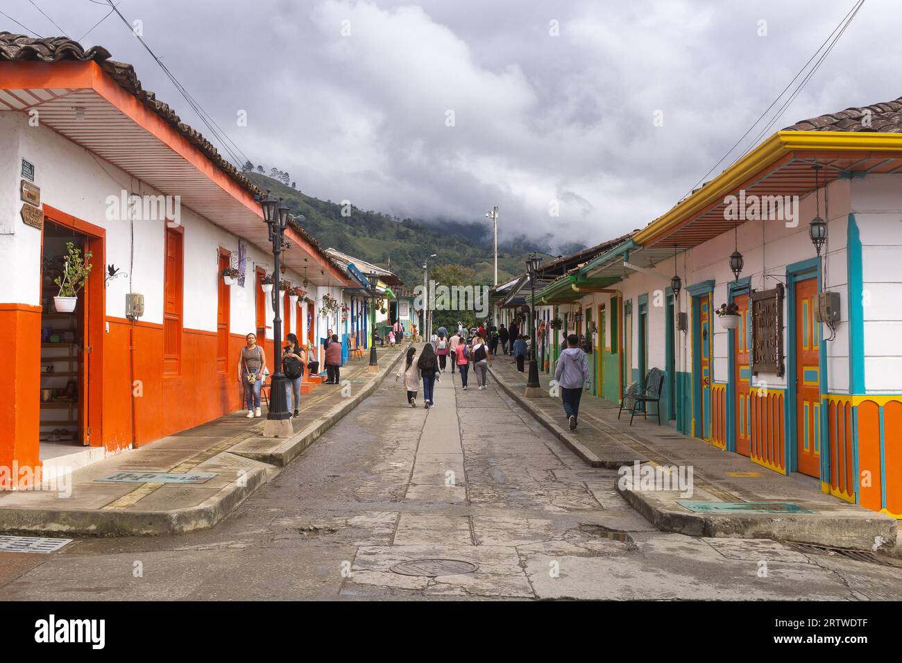 Rue dans le village de Salento (Quindio) avec des bâtiments coloniaux colorés, Colombie. Banque D'Images