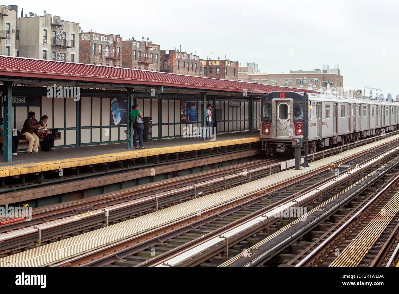 Station de métro et train dans le Bronx New York Banque D'Images