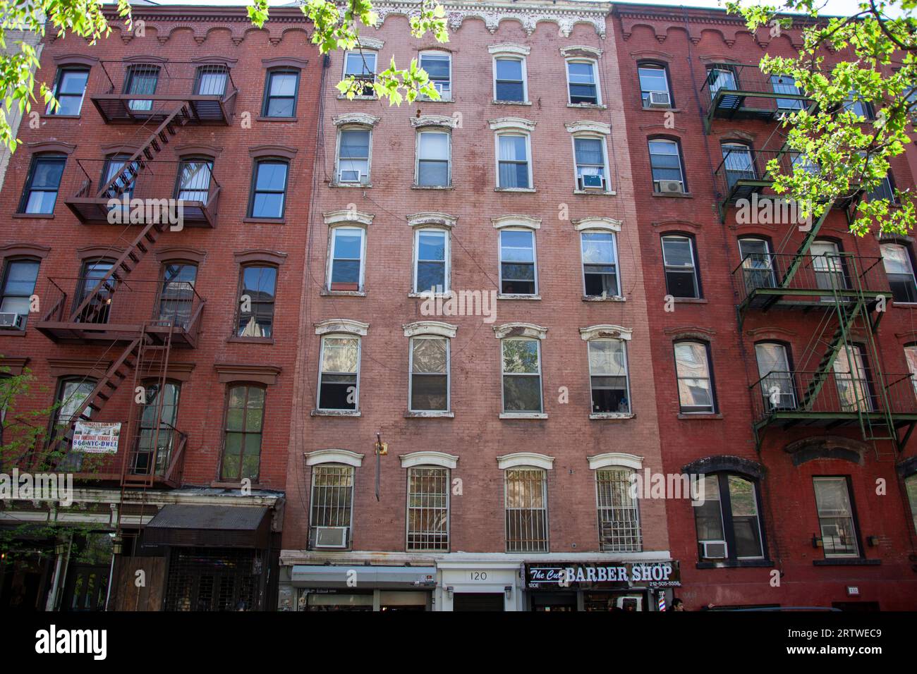 Appartements de plain-pied en briques rouges à New York Banque D'Images