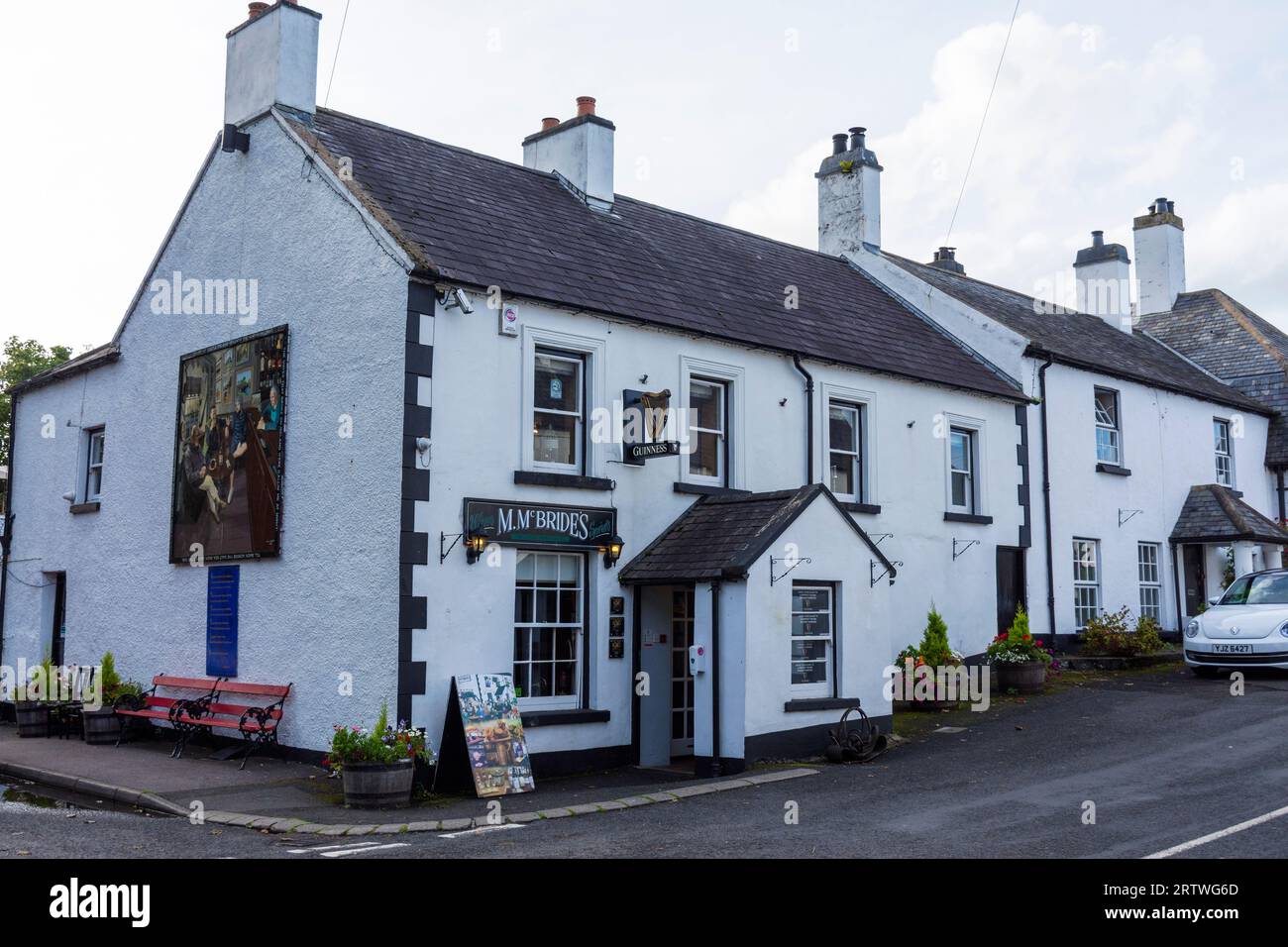 Cushendun est un petit village côtier du comté d'Antrim, en Irlande du Nord. McBrides bar ici. Banque D'Images
