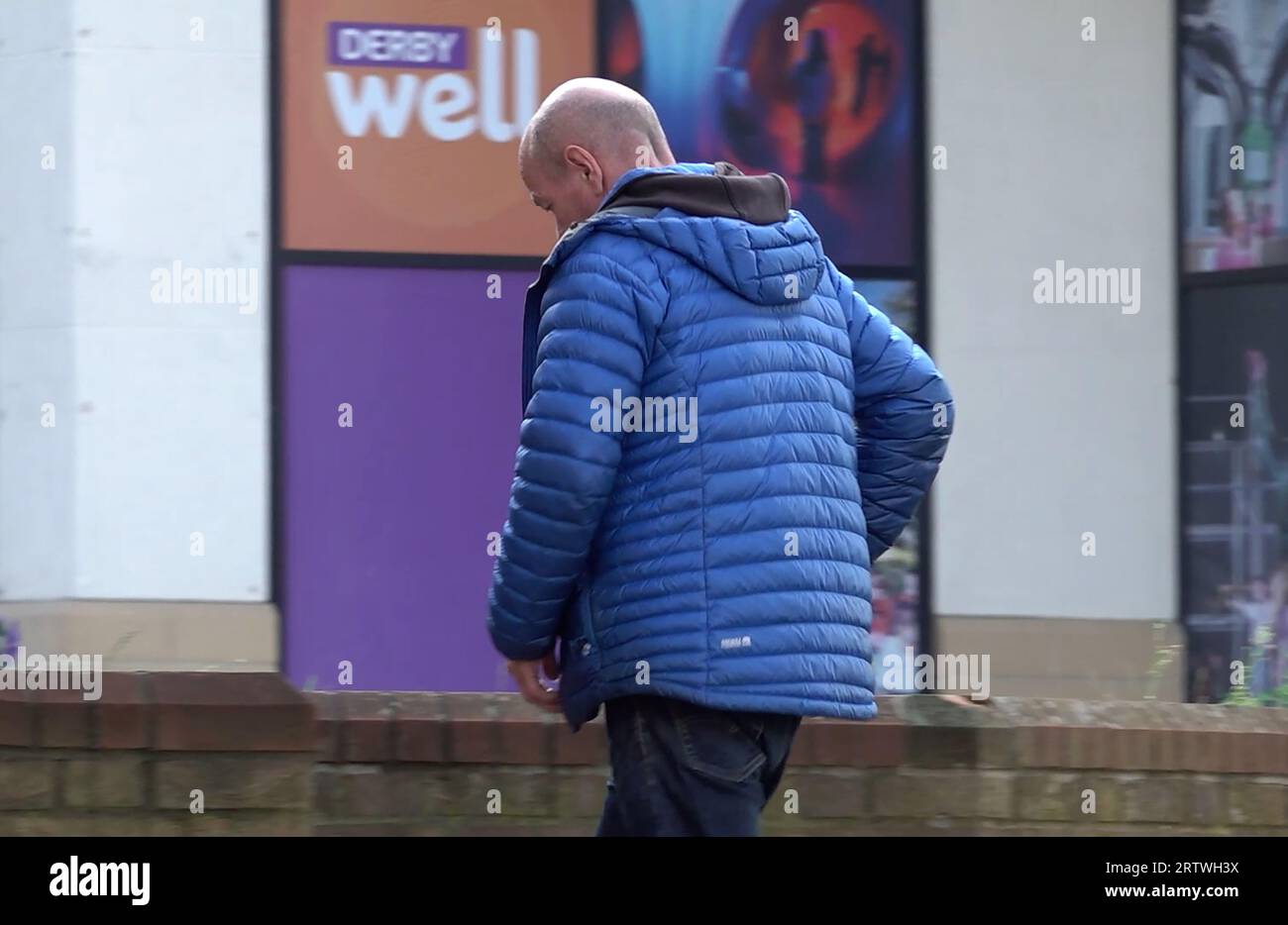 Capture d'écran DISPONIBLE de LA MEILLEURE QUALITÉ tirée de la vidéo PA de Gary Stevens, 53, arrivant à Derby Crown court accusé d'être la personne responsable d'un chien dangereusement hors de contrôle causant des blessures ayant entraîné la mort de Wayne Stevens, 51. Banque D'Images