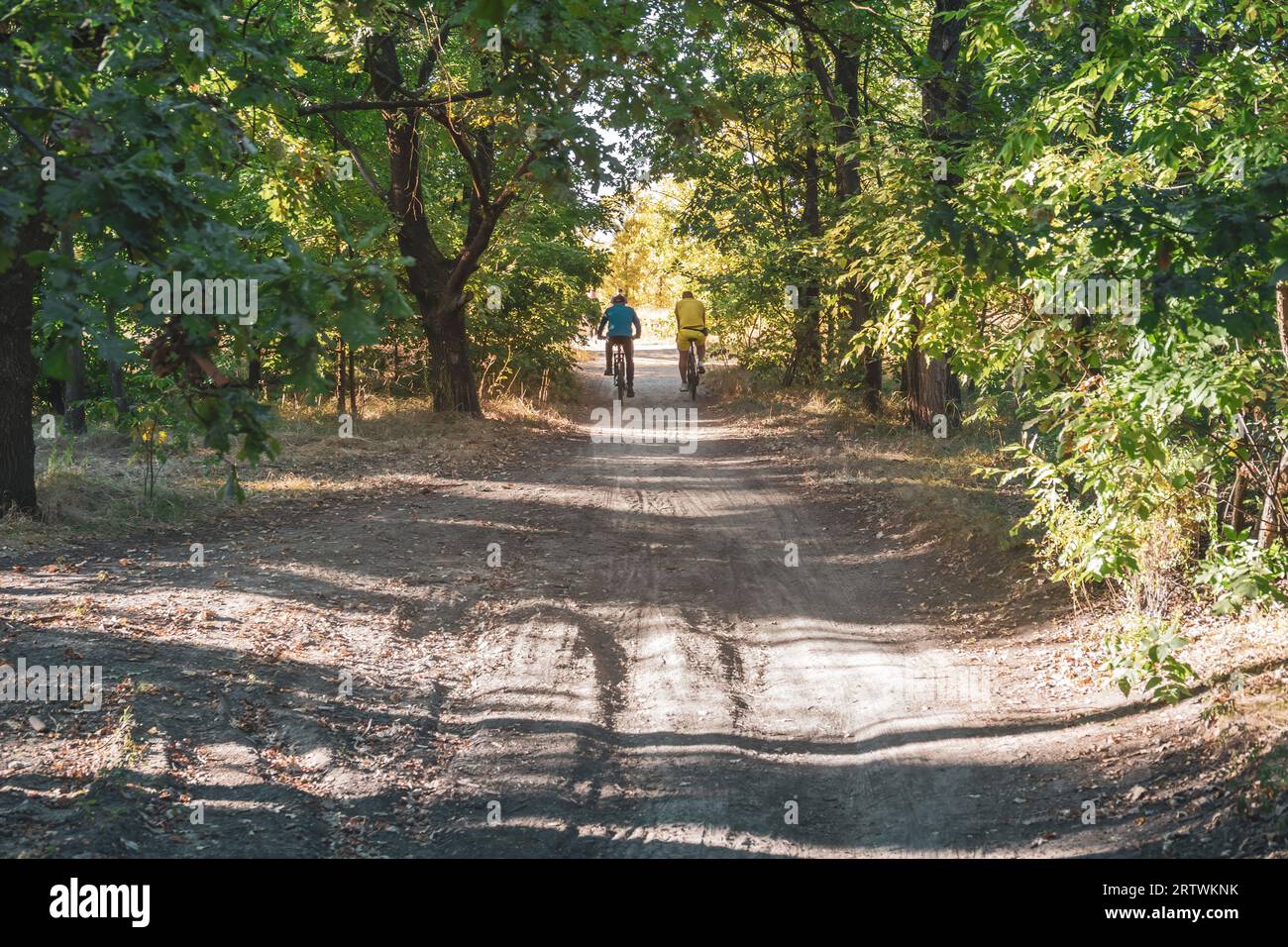 2023-09-10 Kiev, Ukraine. Cyclistes sur le sentier de terre dans le parc de la ville Banque D'Images