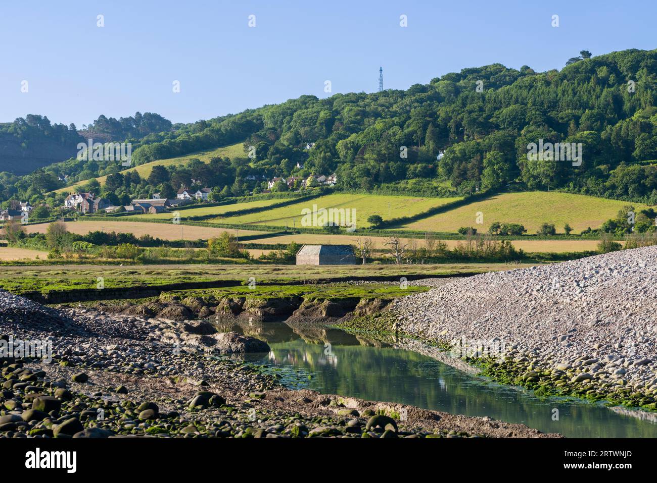 La brèche dans la crête de galets le long de Porlock Bay qui a conduit à la transformation du marais Porlock en marais salé, Exmoor National Park, Somerset, Angleterre. Banque D'Images