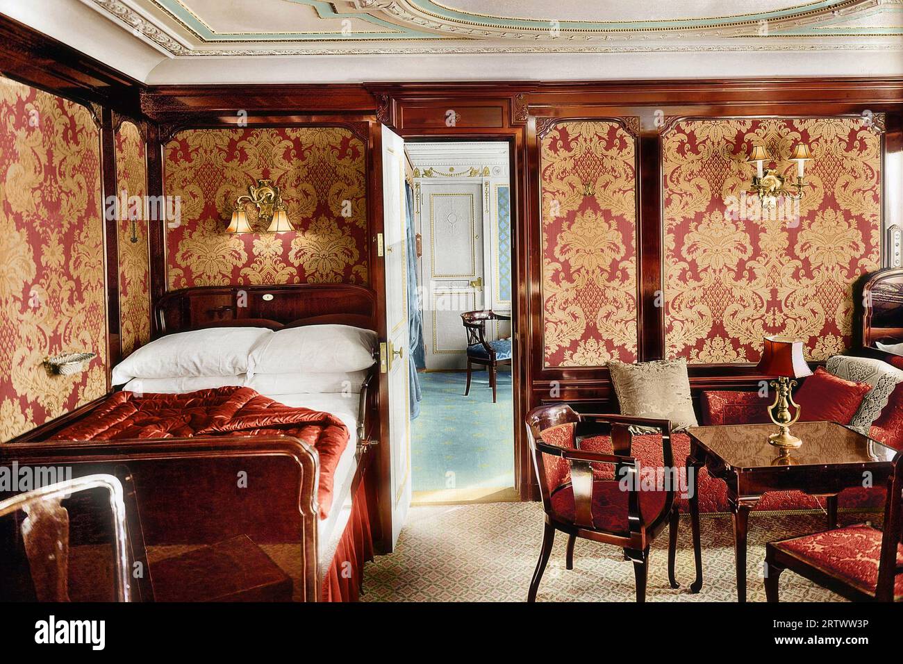 Le stateroom de style Queen Anne du B-60 regardant à travers la salle de style Empire B-64 sur Titanic pendant sa scène d'aménagement. (Colorisé). Banque D'Images