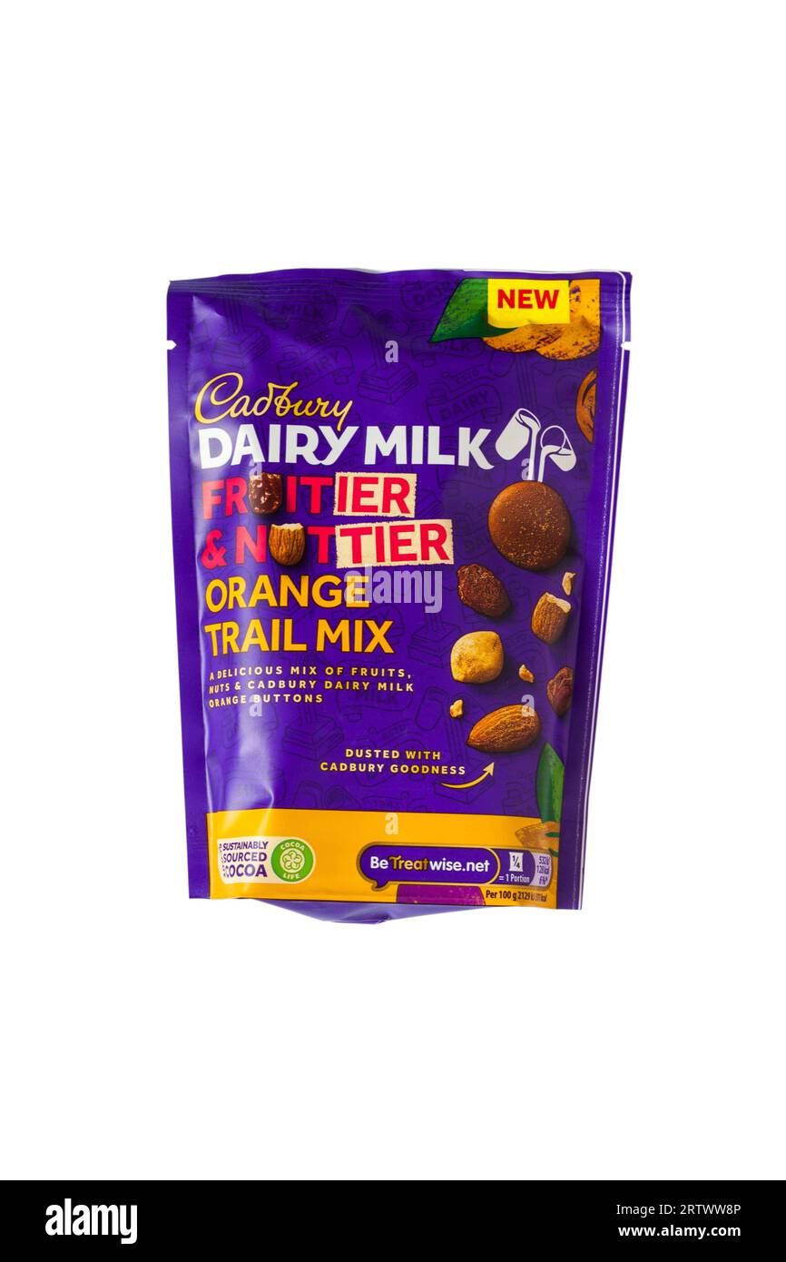 Sac de Cadbury Dairy Milk fruité & Nuttier Orange Trail Mix un délicieux mélange de fruits, noix et boutons orange Cadbury Dairy Milk isolés sur blanc Banque D'Images