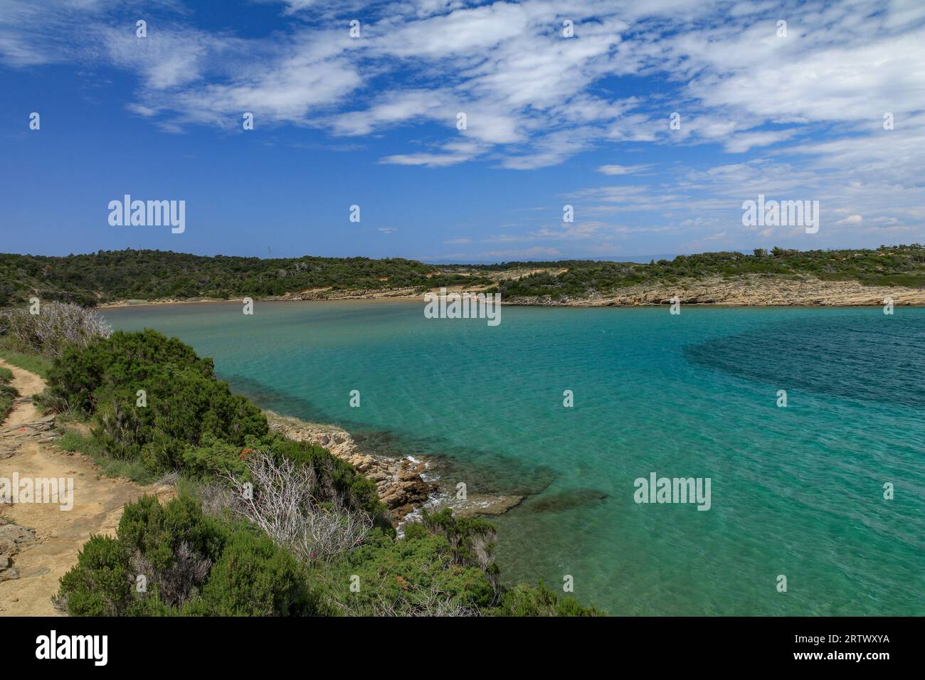 La mer Adriatique bleue, le rivage pierreux de l'île de Rab en Croatie Banque D'Images