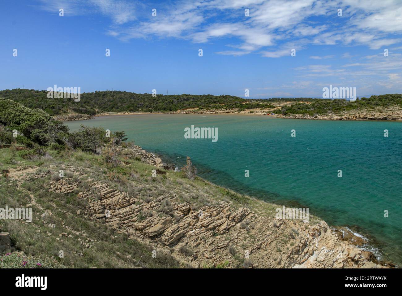 La mer Adriatique bleue, le rivage pierreux de l'île de Rab en Croatie Banque D'Images