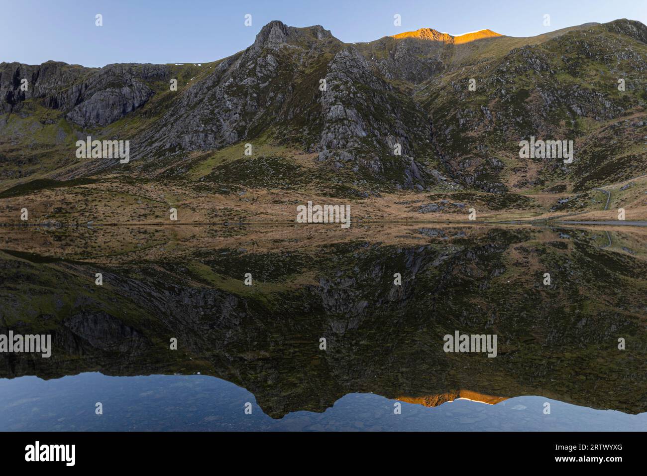 Llyn Idwal avec un reflet de y Garn dans l'eau calme Banque D'Images