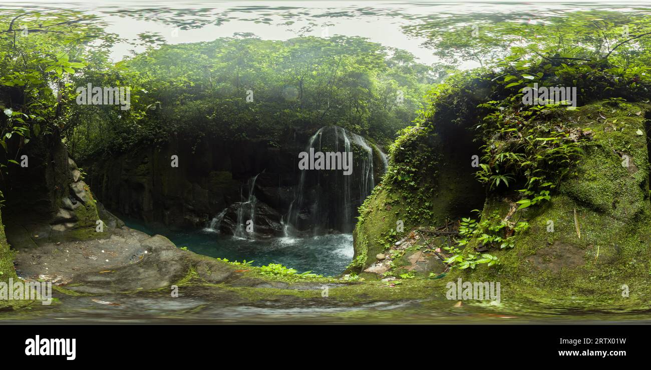 Cascade et rivière dans la jungle de Sumatra. Pelaruga, Indonésie. 360VR. Banque D'Images