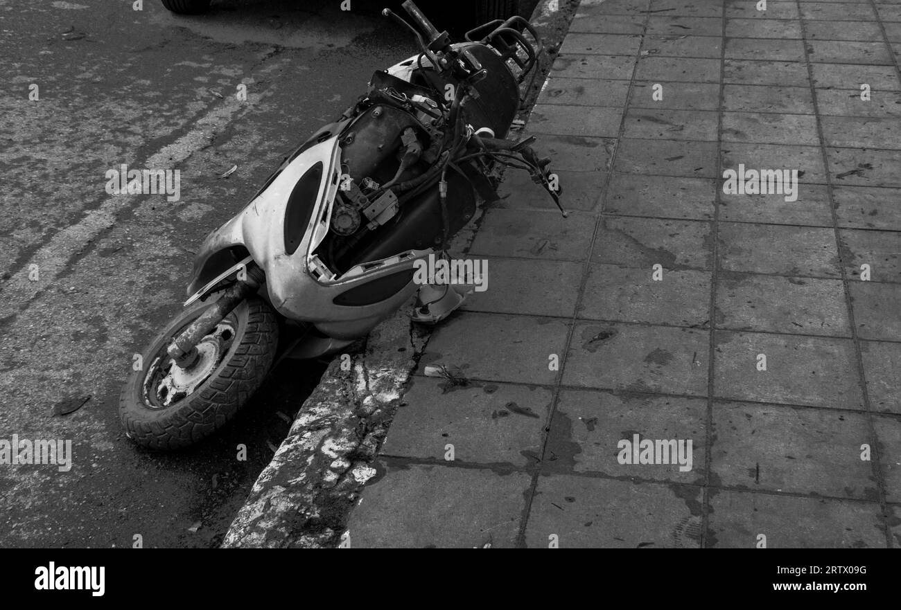 Vieille moto détruite et rouillée couchée abandonnée dans la rue dans la ville de Zakynthos Grèce Banque D'Images