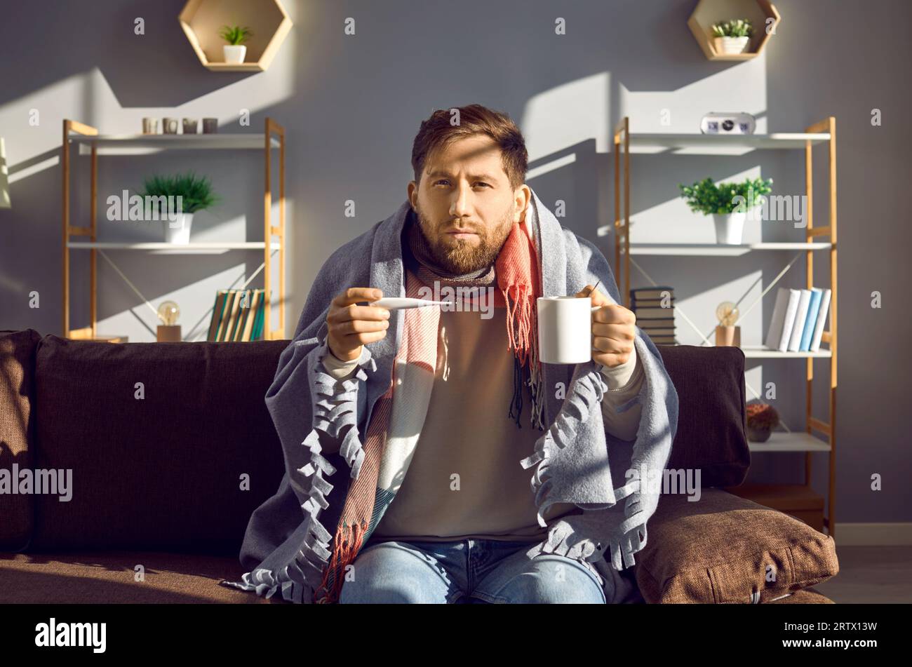 Jeune homme malsain n'est pas allé au travail, se sentant malade et faible. Banque D'Images