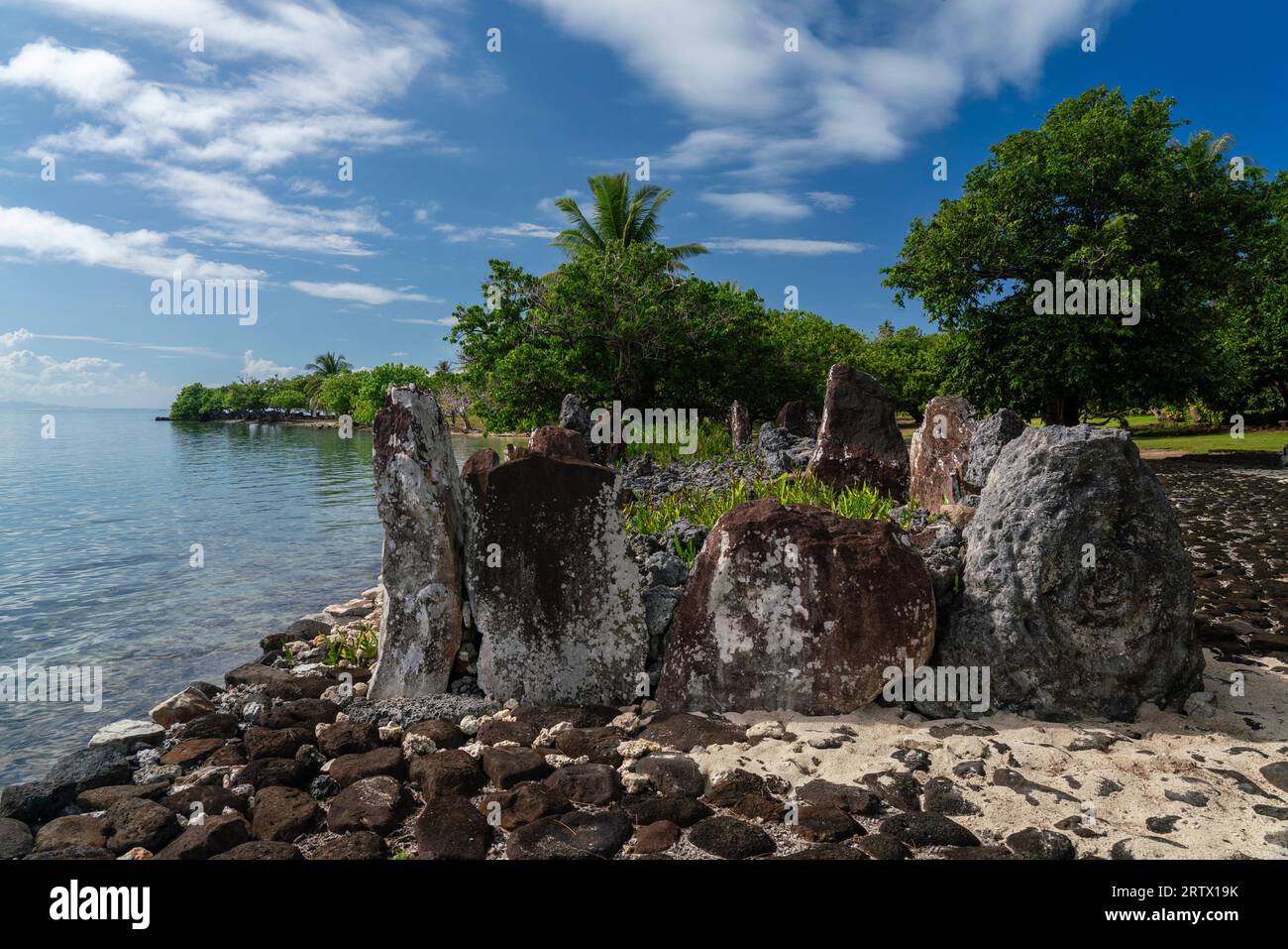 Marae Taputapuatea est un grand complexe de marae à Opoa, sur la côte sud-est de Raiatea, îles de la Société, Polynésie française. Banque D'Images