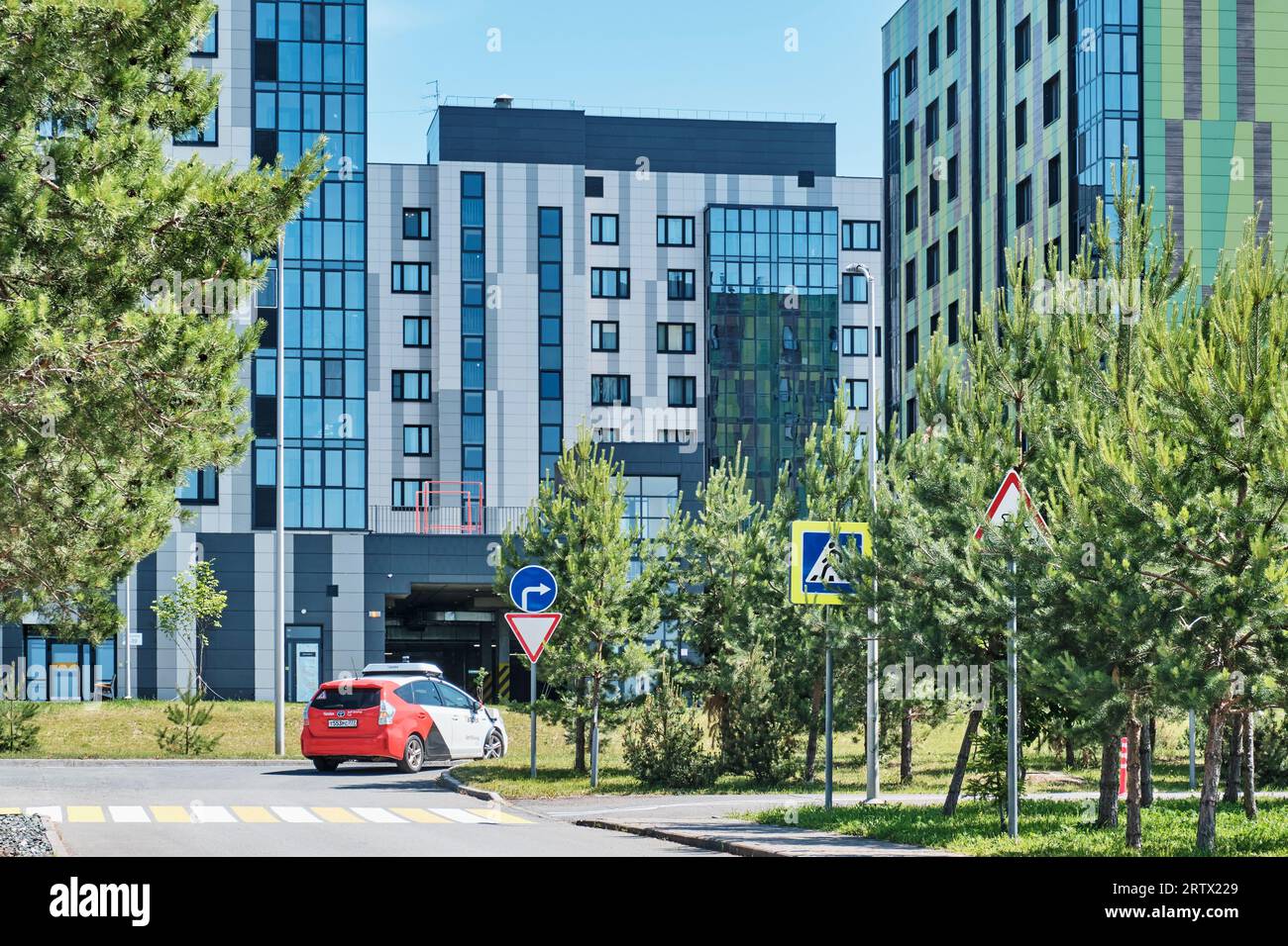 Innopolis, Russie - 13 juin 2023 : paysage urbain d'été. Véhicule sans pilote Yandex taxi, voiture autonome sur la jeune rue moderne de la ville. Transport, technologie Banque D'Images