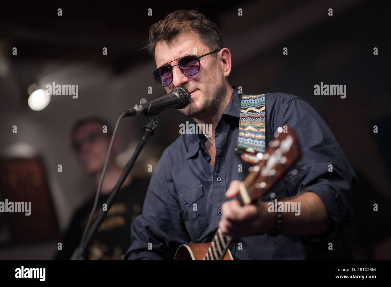 Groupe se produit sur scène, concert de musique rock. Banque D'Images