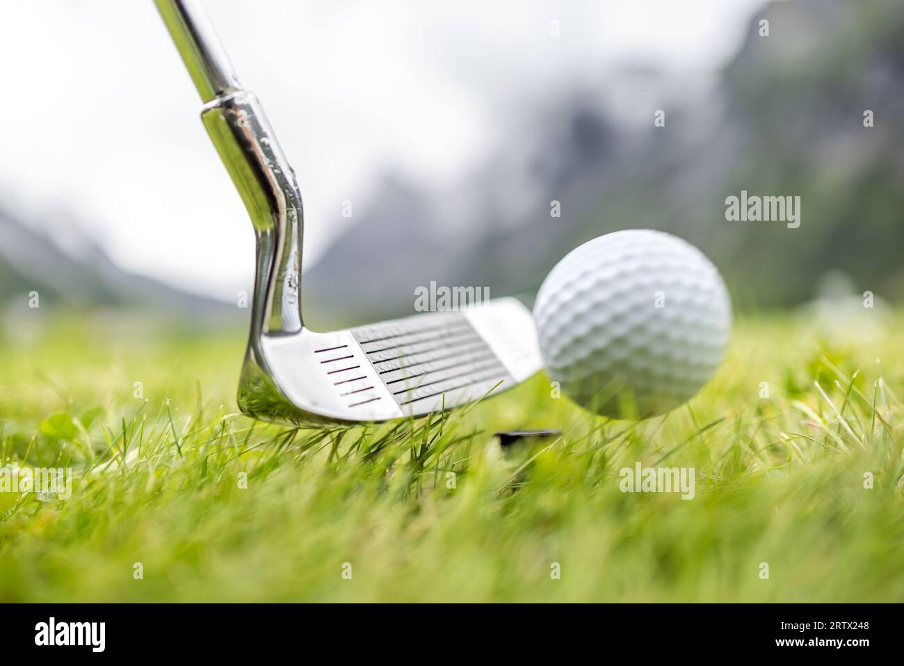 Club de Golf et balle sur tee en face de driver Banque D'Images