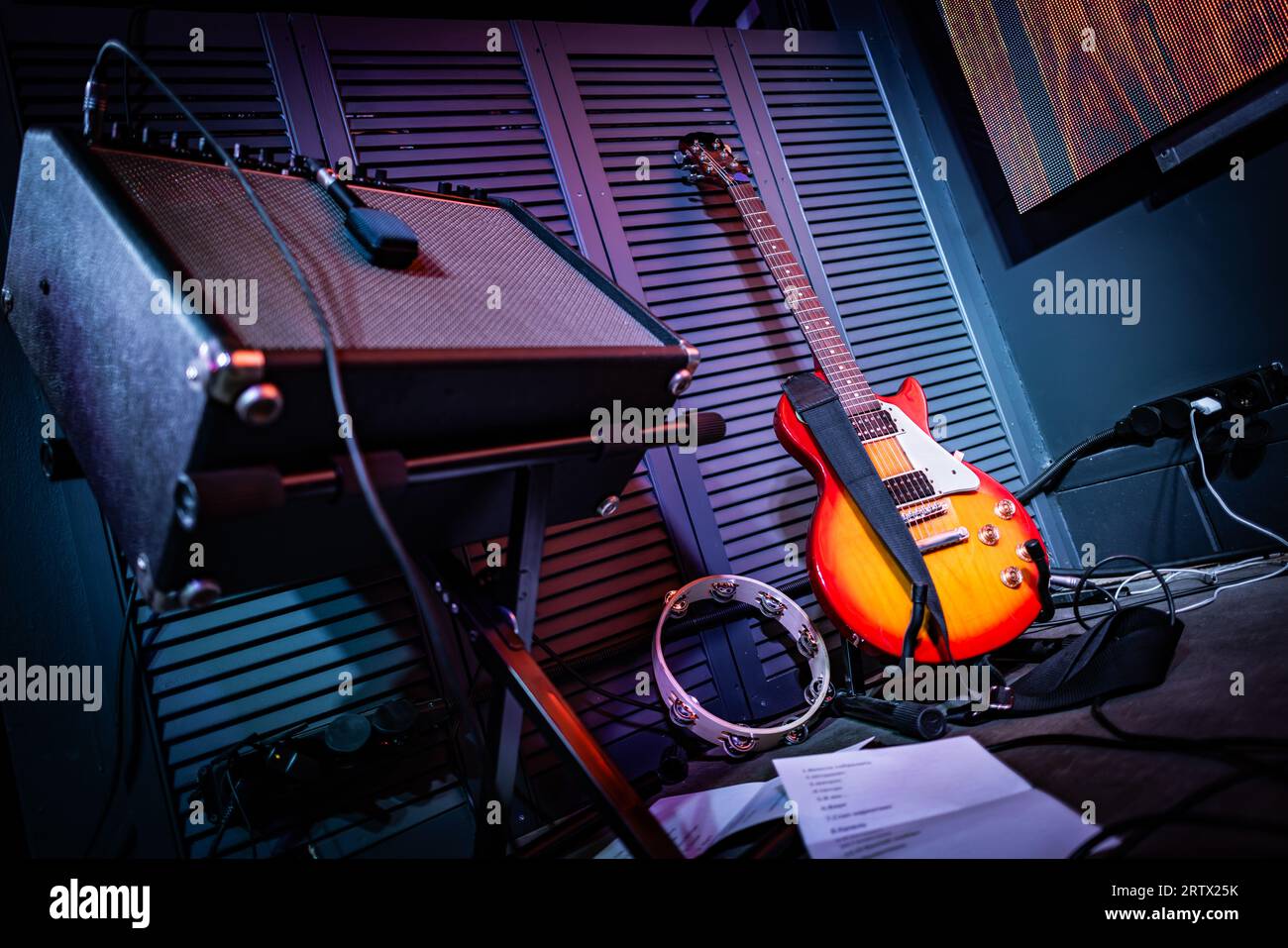 Instruments et équipements de musique sur scène avant le concert. Banque D'Images
