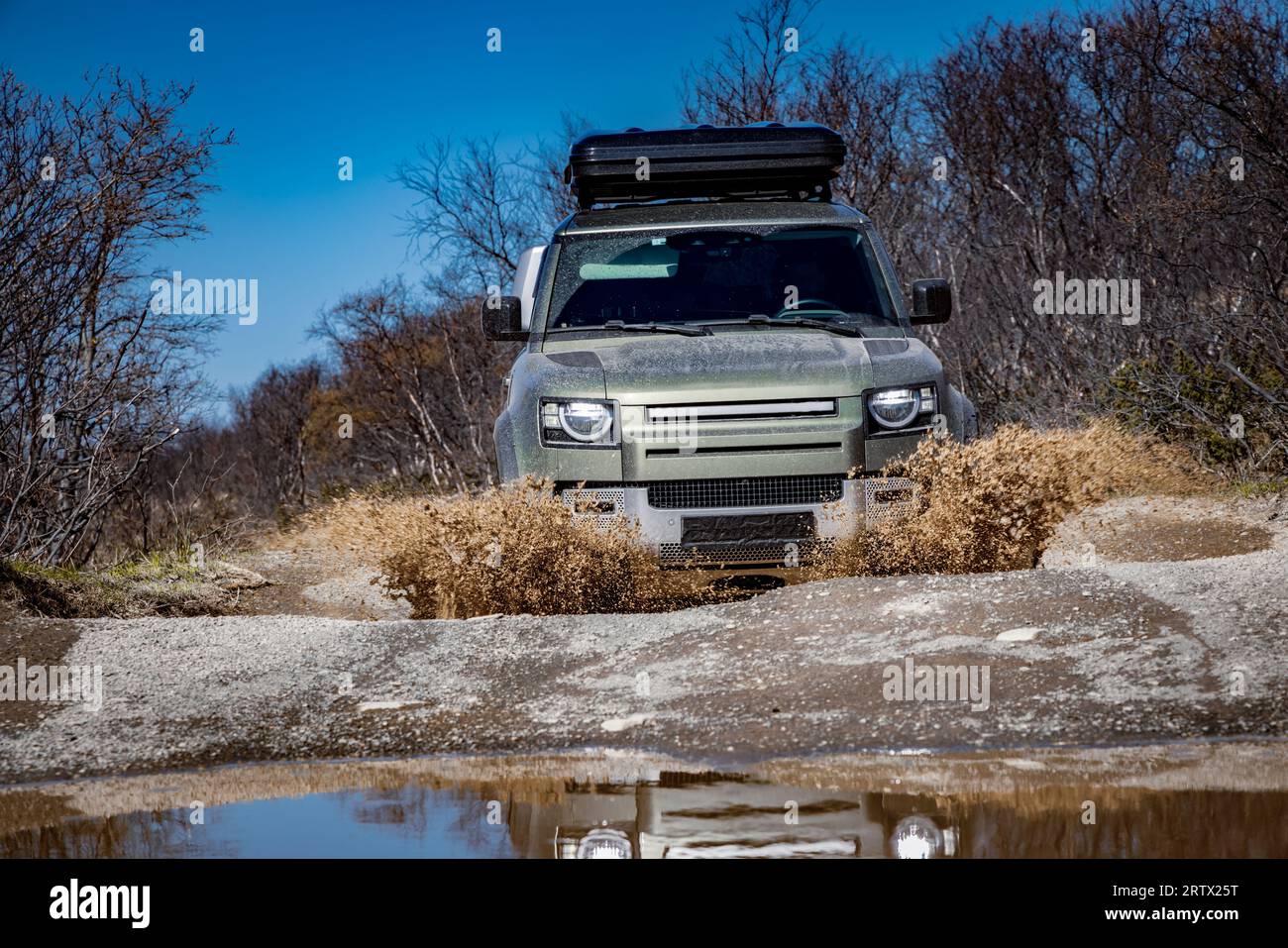 Voiture touristique hors route dans les montagnes. Voyage et vacances d'expédition, aventures dans les régions éloignées. Banque D'Images