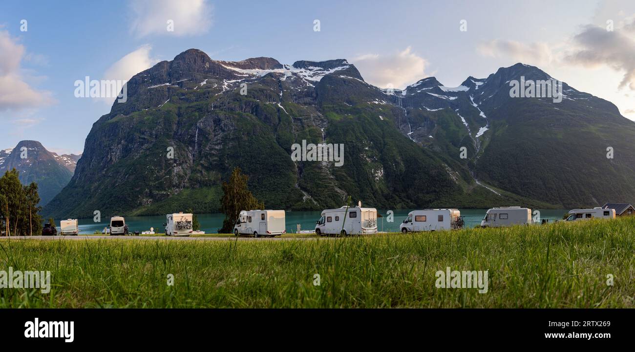 Vacances famille billet RV, vacances voyage en camping-car, caravane location de vacances. Banque D'Images