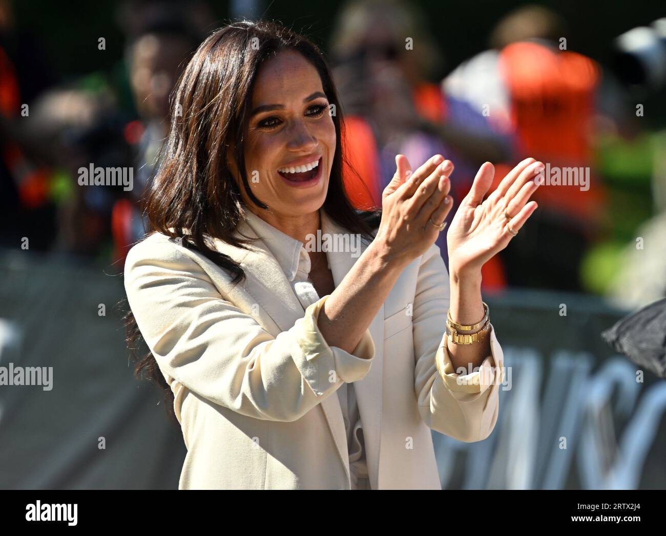 Duesseldorf, Allemagne. 15 septembre 2023. Meghan, duchesse de Sussex, applaudit les participants aux Jeux Invictus de la compétition cycliste. Crédit : Henning Kaiser/dpa/Alamy Live News Banque D'Images