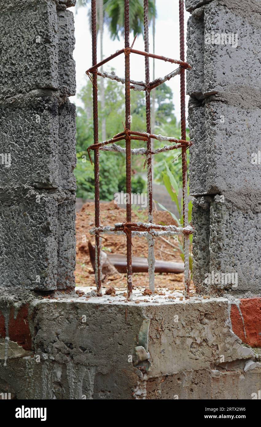 une-vue-en-angle-d-un-mur-de-jardin-inachev-avec-une-fondation-en