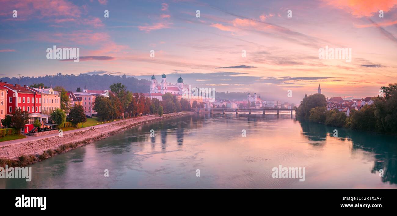Passau Skyline, Allemagne. Image panoramique du paysage urbain de Passau Skyline, Bavière, Allemagne au lever du soleil d'automne brumeux. Banque D'Images
