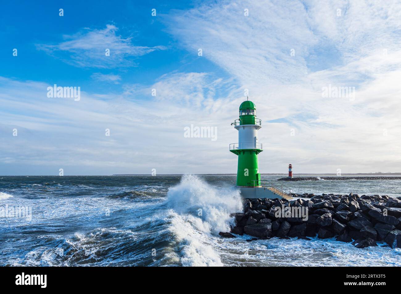 Jetée et vagues sur la rive de la mer Baltique à Warnemuende, Allemagne. Banque D'Images