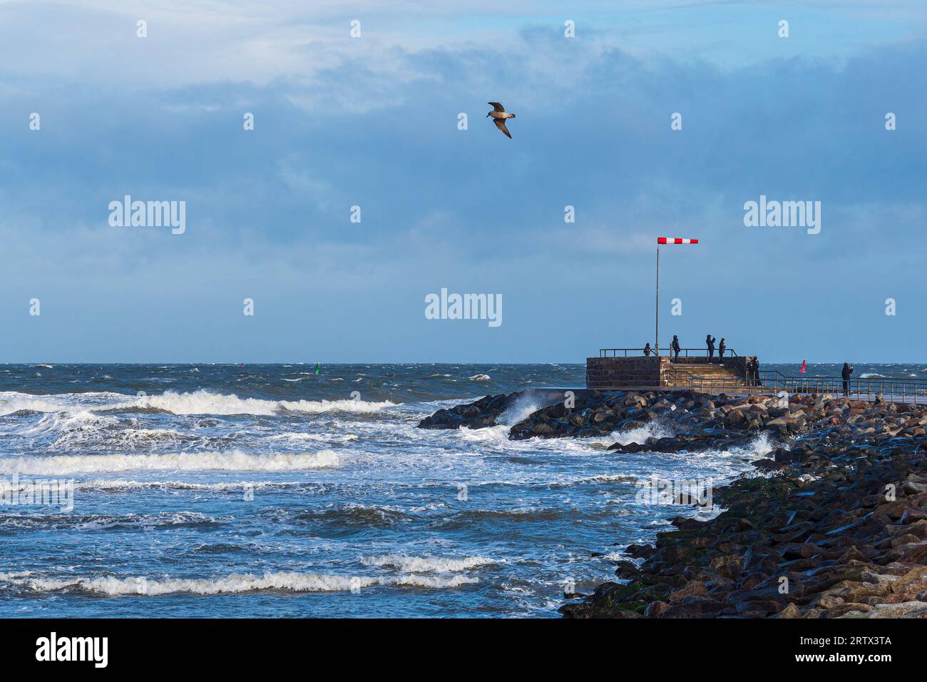 Jetée et chaussette sur le rivage de la mer Baltique à Warnemuende, Allemagne. Banque D'Images