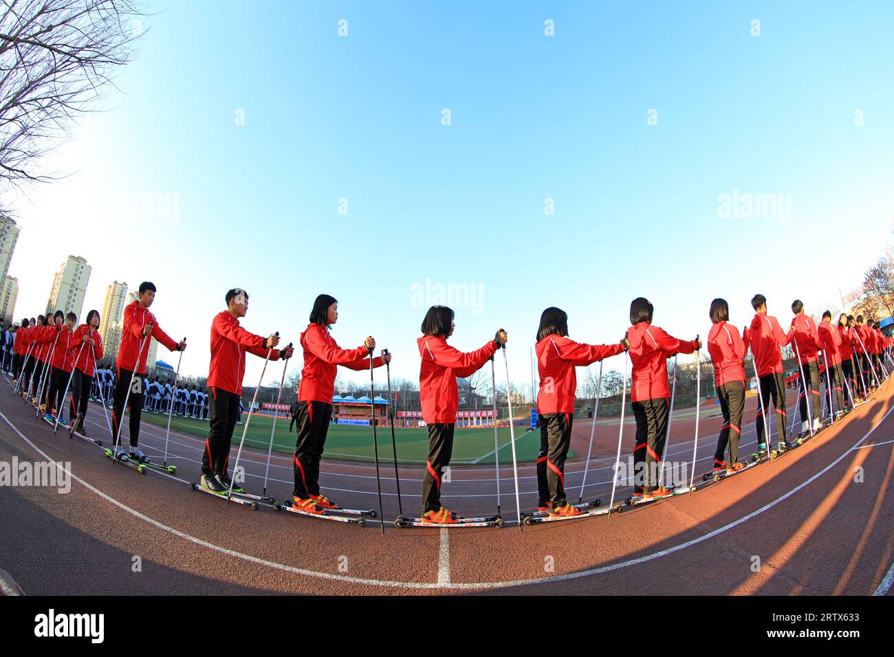 COMTÉ de LUANNAN, Chine - 6 décembre 2021 : les joueurs de poulie du collège organisent une compétition de démonstration sur le terrain de jeu, dans le nord de la Chine Banque D'Images