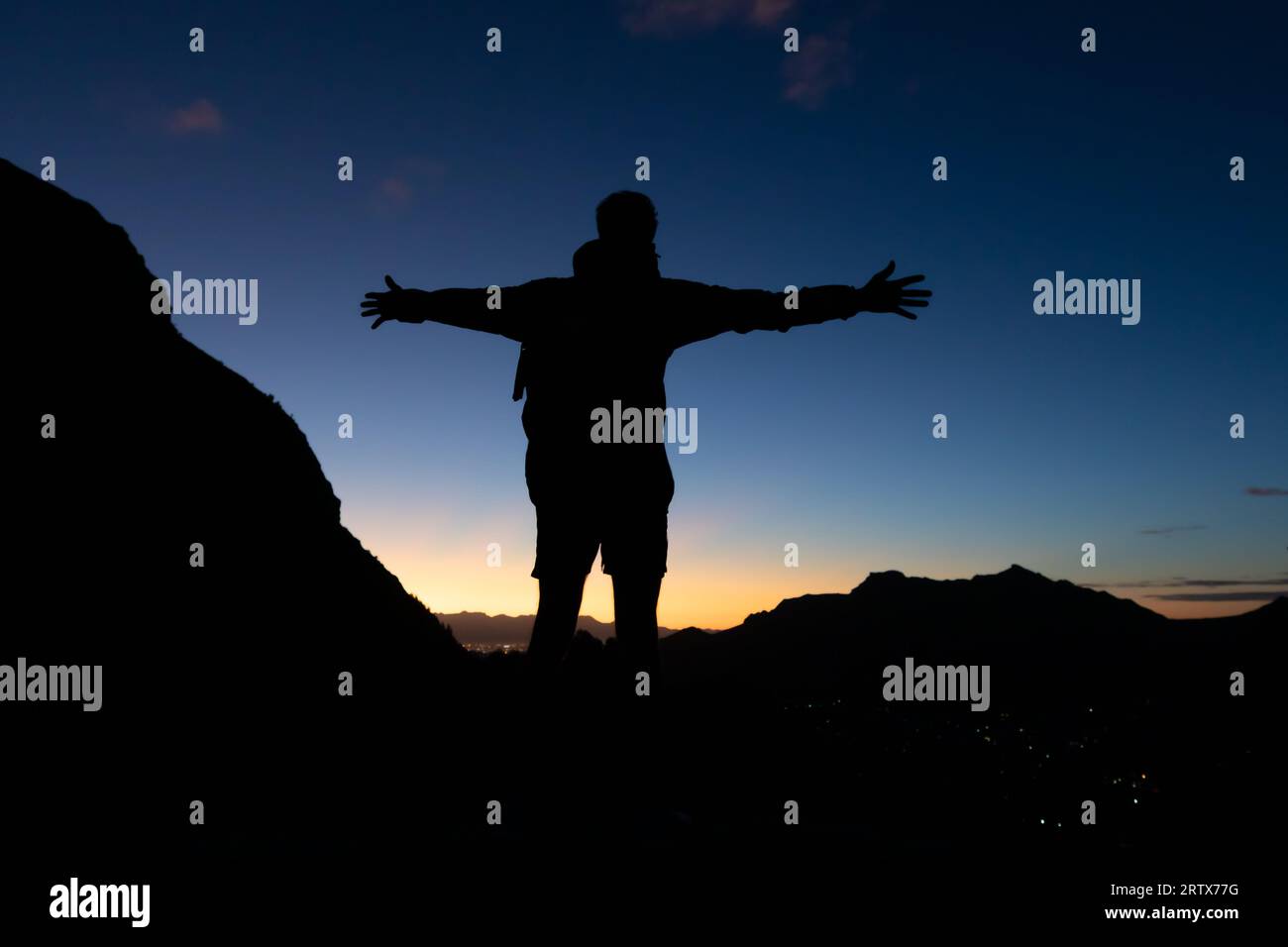 Jeune homme sur une randonnée au lever du soleil en silhouette Banque D'Images