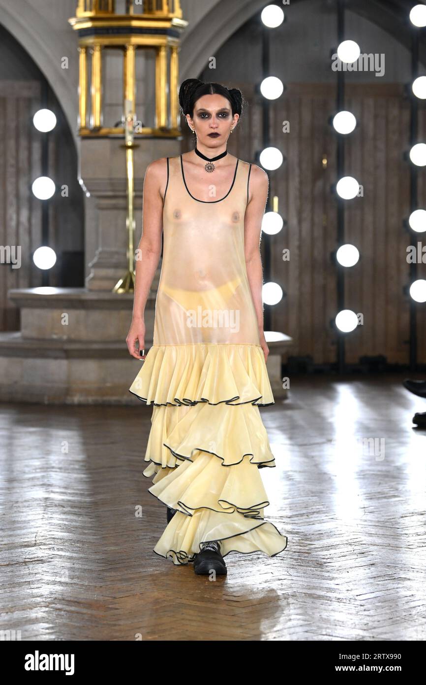 Londres, Royaume-Uni. 15 septembre 2023. Des mannequins sur le podium lors du défilé Edward Crutchley, qui s’est tenu à l’église St Cyprian dans le cadre de la Fashion week de Londres. Le crédit photo devrait être : Matt Crossick/Empics/Alamy Live News Banque D'Images