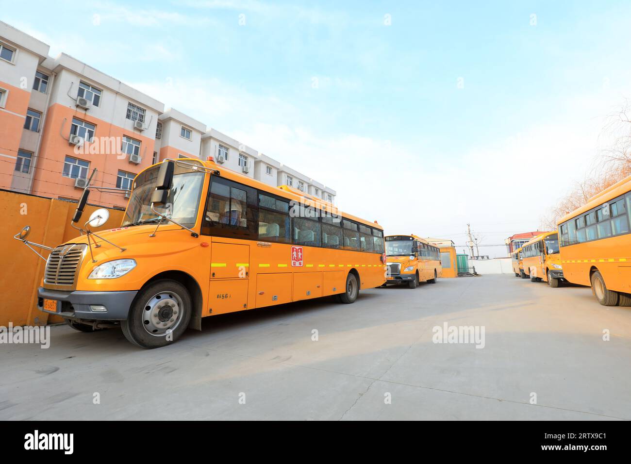 COMTÉ de LUANNAN, Chine - 15 décembre 2021 : arrêt du bus scolaire jaune sur le campus dans le nord de la Chine. Banque D'Images