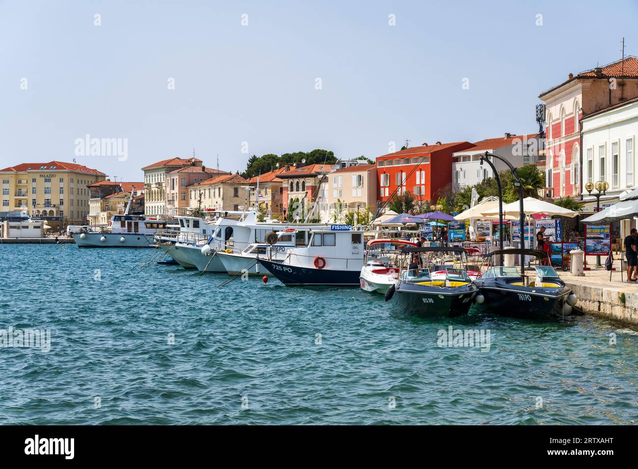 Bâtiments colorés et bateaux sur les quais de Poreč, une station balnéaire populaire, sur la péninsule d'Istrie en Croatie Banque D'Images