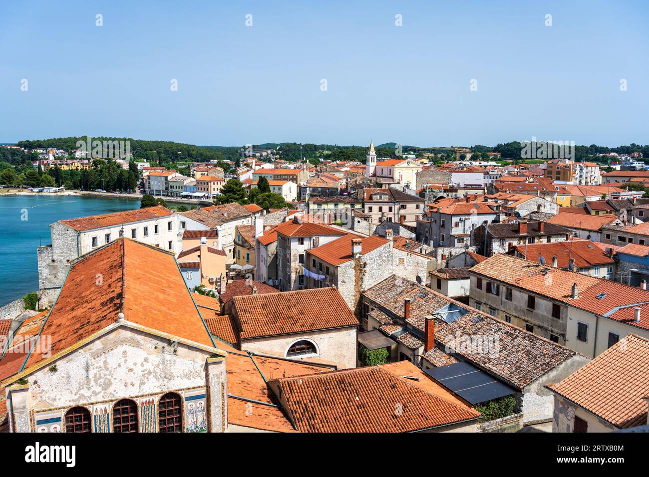 Vue depuis le clocher du complexe de la basilique euphrasienne sur les toits de tuiles rouges du centre historique de Poreč sur la péninsule d'Istrie en Croatie Banque D'Images