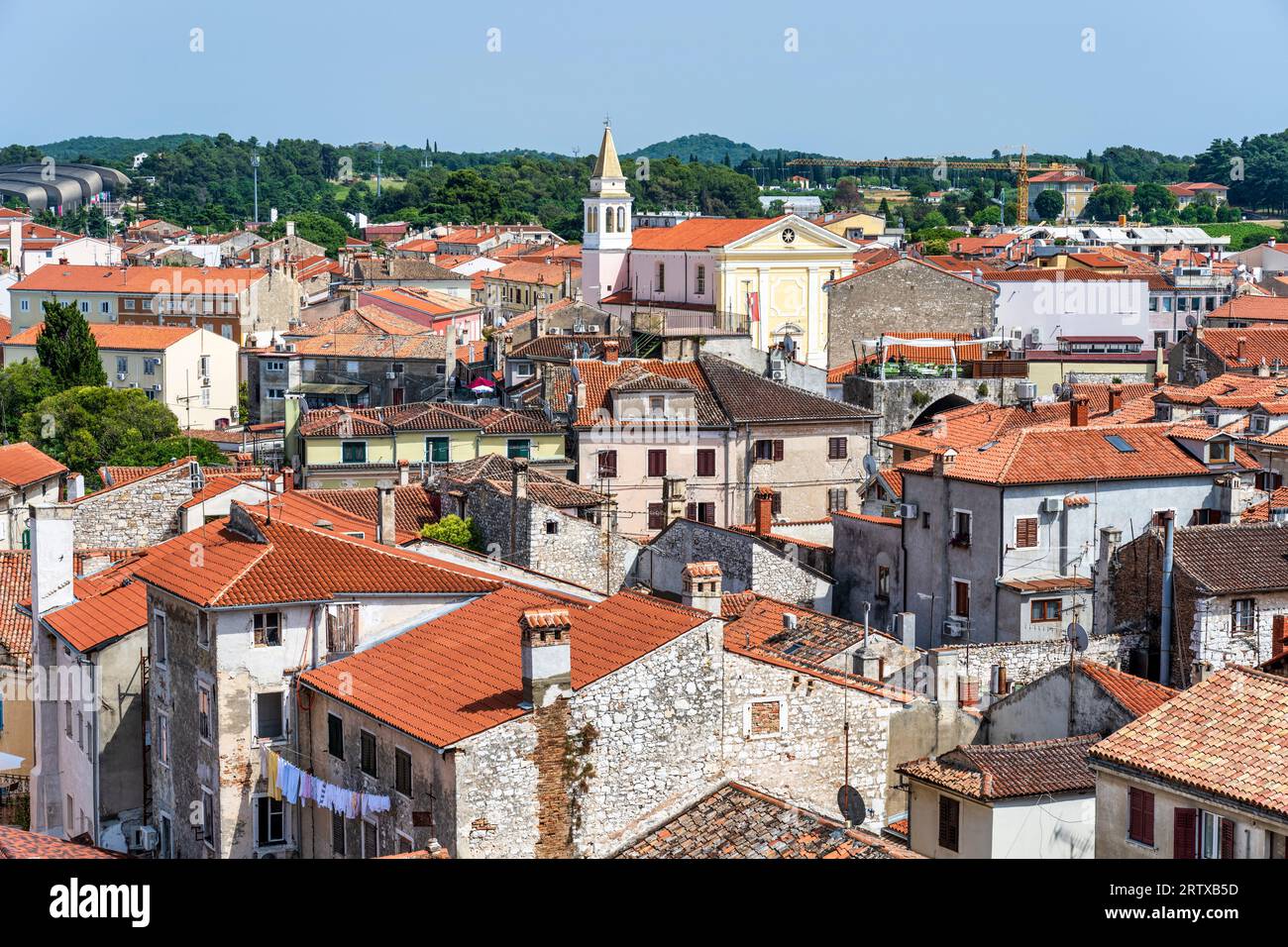 Vue depuis le clocher du complexe de la basilique euphrasienne sur les toits de tuiles rouges du centre historique de Poreč sur la péninsule d'Istrie en Croatie Banque D'Images