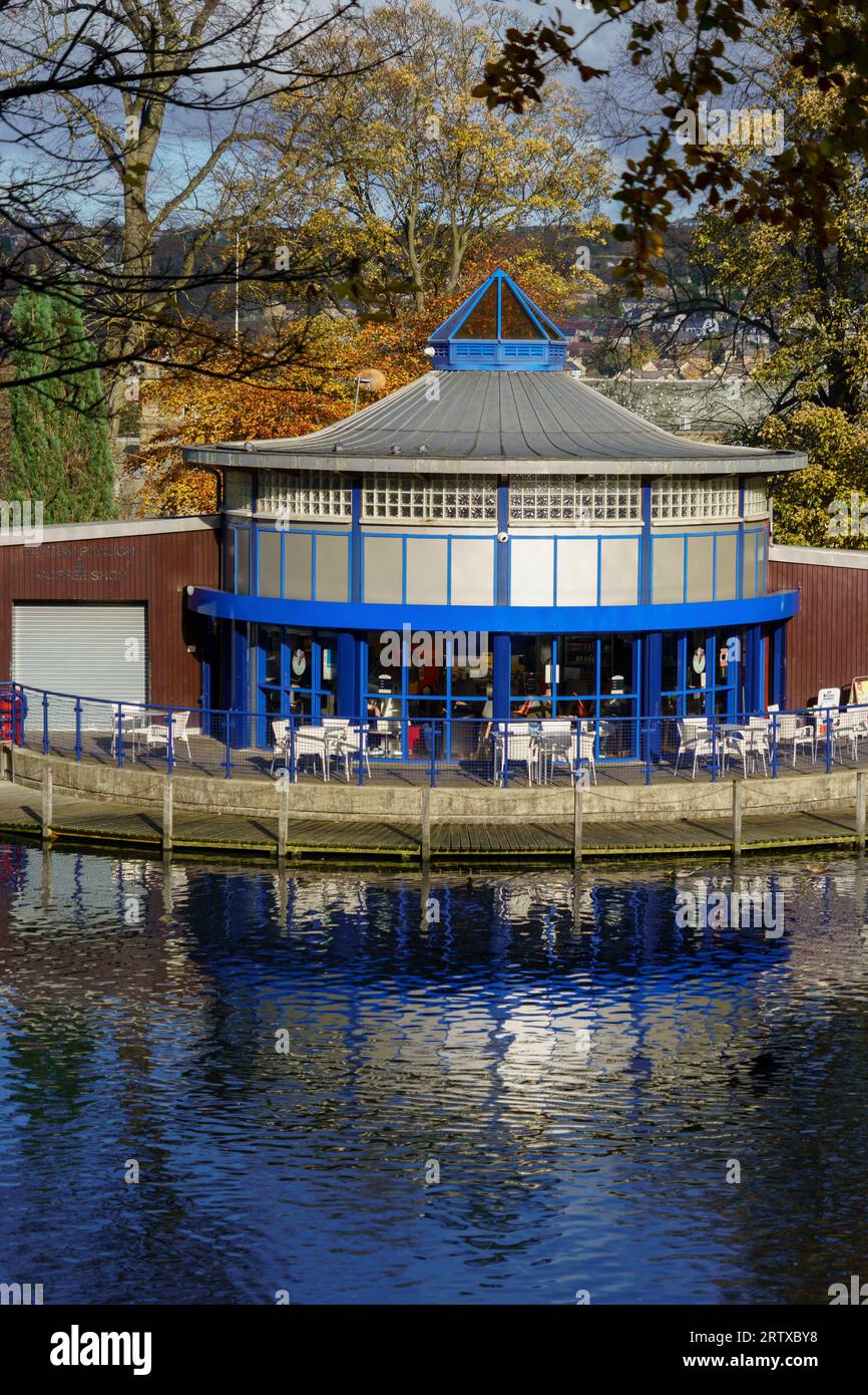 Circular Cafe and Boating Pavilion se reflétant sur le lac de navigation par une journée ensoleillée d'automne, Lister Park, Bradford, West Yorkshire, Angleterre, Royaume-Uni. Banque D'Images