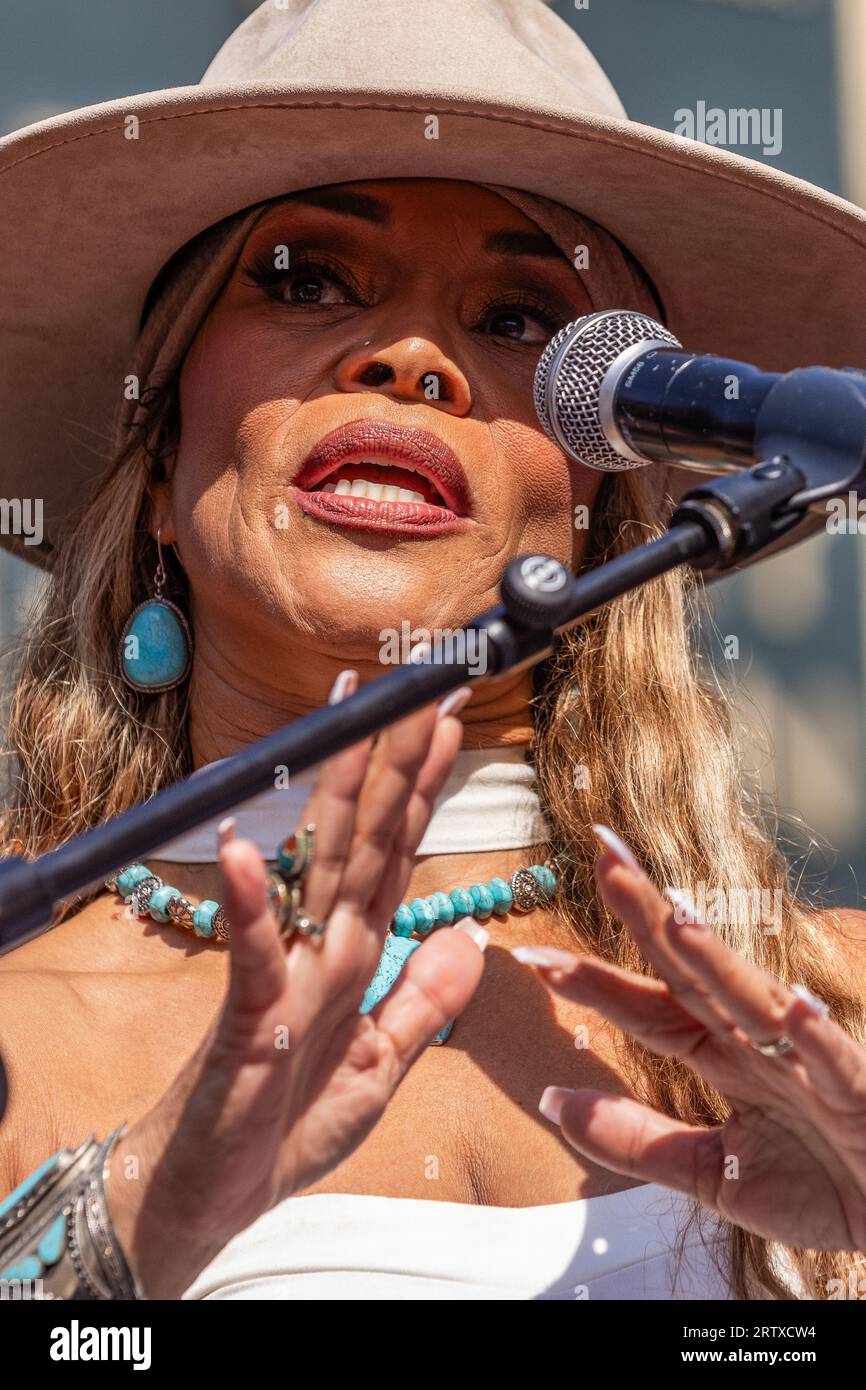 Londres, Royaume-Uni. 9 septembre 2023. Carolyn Griffey parle lors de l'intronisation de Shalamar au Music Walk of Fame. Le Music Walk of Fame célèbre célèbre la contribution de la musique à la culture, à la société et à la vie des gens du monde entier. Le groupe AMÉRICAIN de R&B, soul et funk Shalamar a vendu plus de 25 millions de disques dans le monde entier et est crédité d'avoir apporté le body-popping et le moonwalk au Royaume-Uni. Crédit : Mark Kerrison/Alamy Live News Banque D'Images