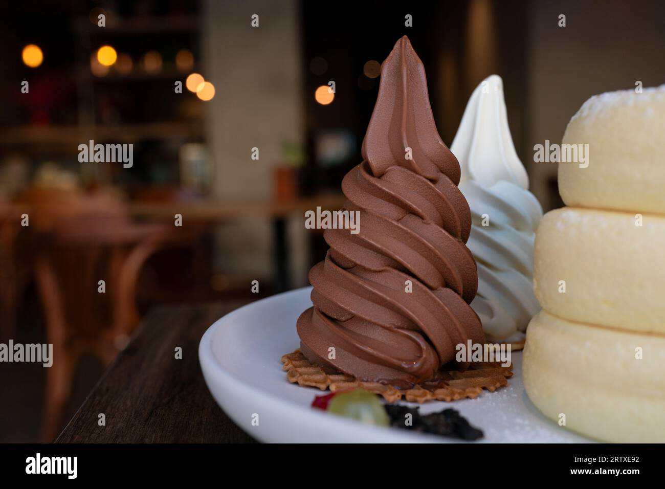 Gros plan crêpes soufflées avec dessert au chocolat et à la vanille servi avec sauce au miel. Banque D'Images