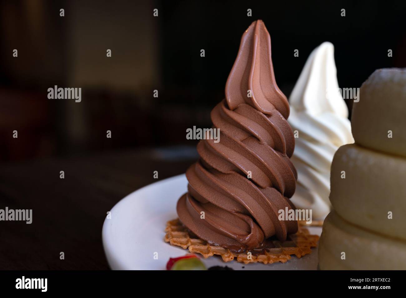 Gros plan crêpes soufflées avec dessert au chocolat et à la vanille servi avec sauce au miel. Banque D'Images