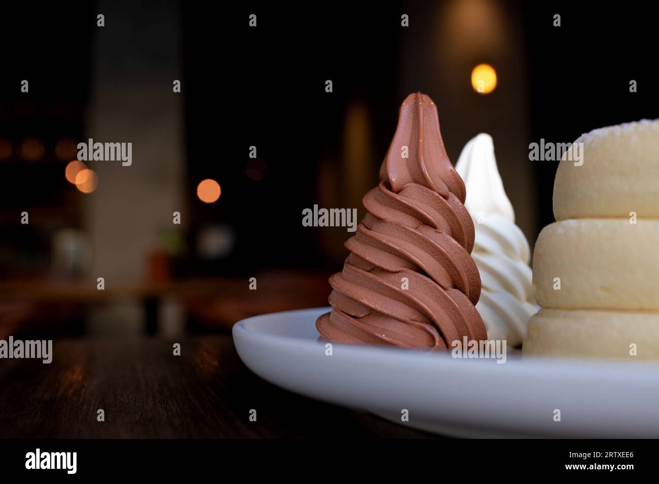 Gros plan crêpes soufflées avec dessert au chocolat et à la vanille servi avec sauce au miel. Banque D'Images