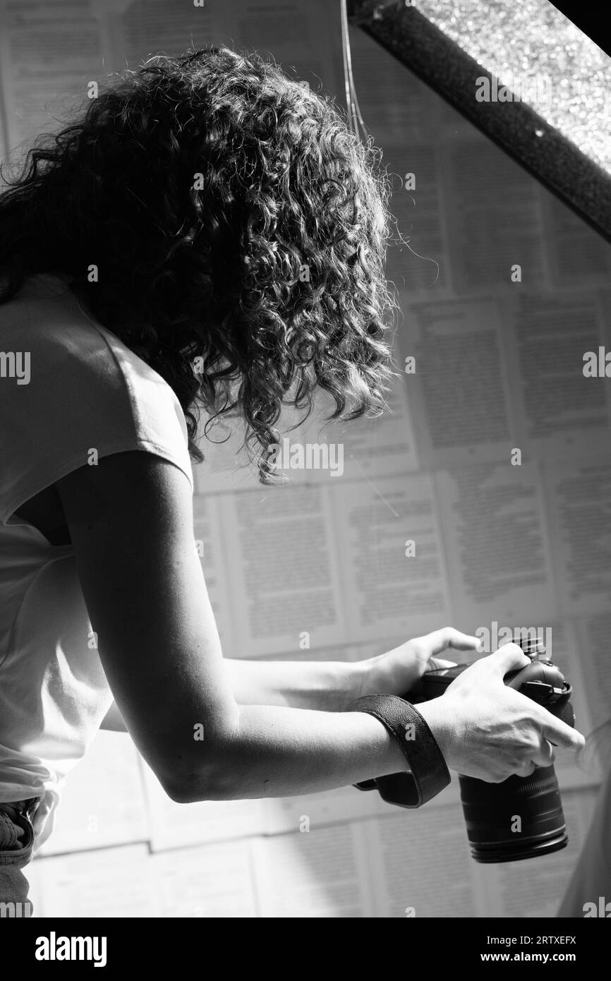 Profesional femme photographe tenant l'appareil photo et prenant des photos. Banque D'Images