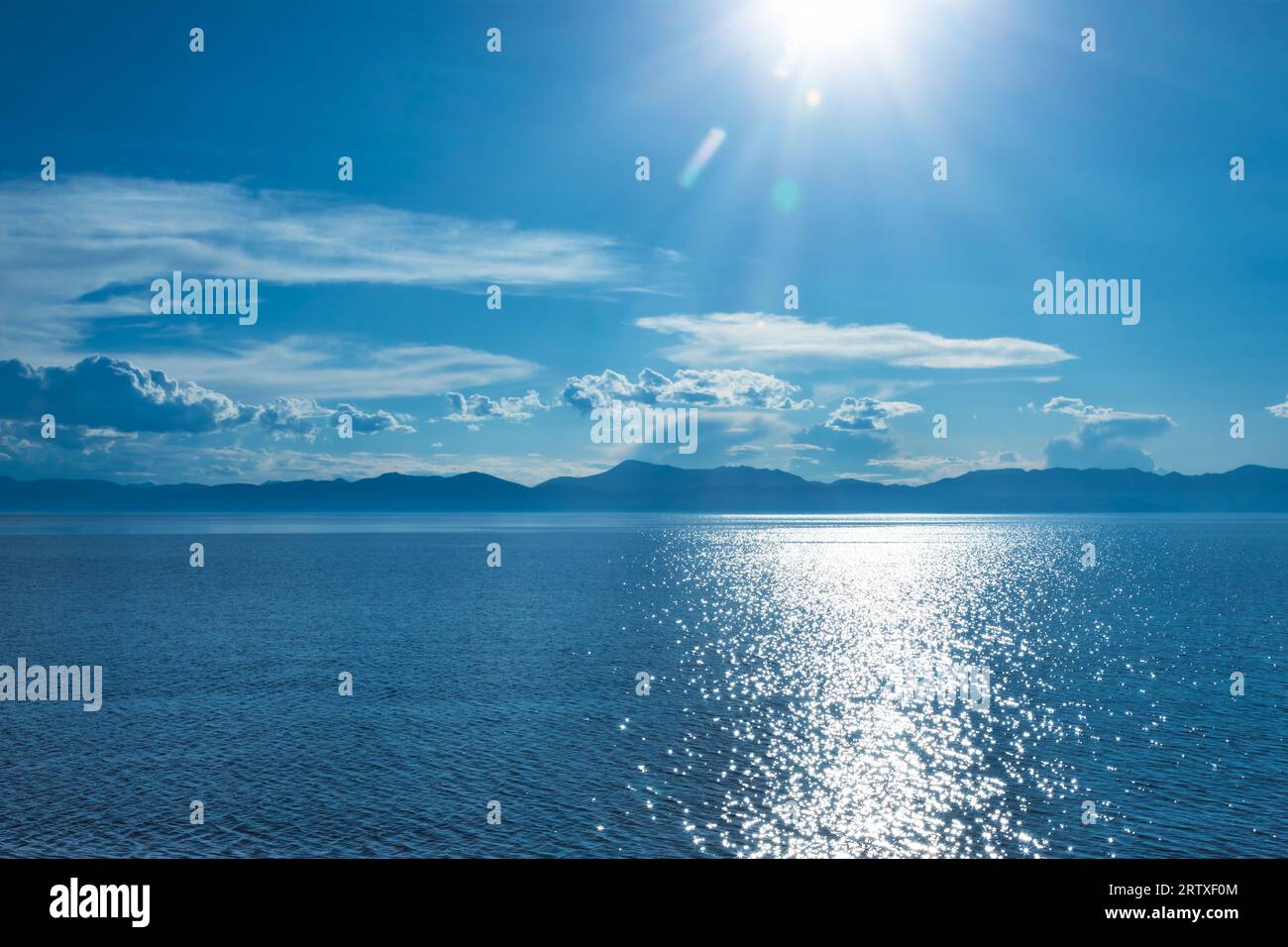 Soleil scintillant sur l'eau bleue du lac Khovsgol, le plus grand lac d'eau douce de Mongolie par une journée d'été lumineuse Banque D'Images