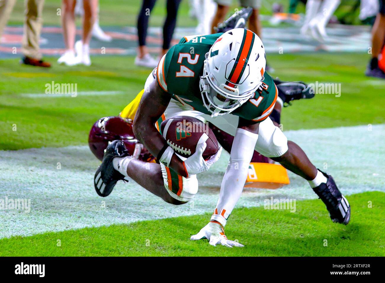 Miami Hurricanes 48 v Bethune Cookman, NCAA, 7, 14 septembre 2023, Hard Rock Stadium, Floride, États-Unis. Chris Johnson Jr marque son 1e touchdown dans un uniforme des Hurricanes, photo Chris Arjoon/Credit Banque D'Images