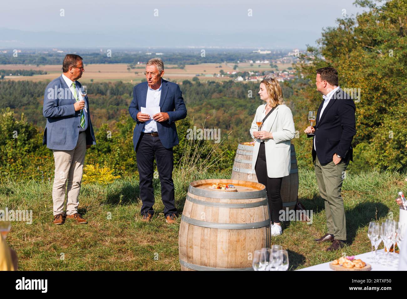 Merdingen, Allemagne. 15 septembre 2023. Peter Hauk (CDU), ministre de l'alimentation, des zones rurales et de la protection des consommateurs, Rainer Zeller, président de l'Association des viticulteurs de Baden, Julia Noll, Baden Wine Queen, et Holger Klein, directeur général de l'Association des viticulteurs de Baden, se tiennent sur un vignoble lors d'une conférence de presse organisée par l'association. Baden est la troisième plus grande région viticole d'Allemagne après la Rhénanie-du-Palatinat et la Rhénanie-Palatinat. Crédit : Philipp von Ditfurth/dpa/Alamy Live News Banque D'Images