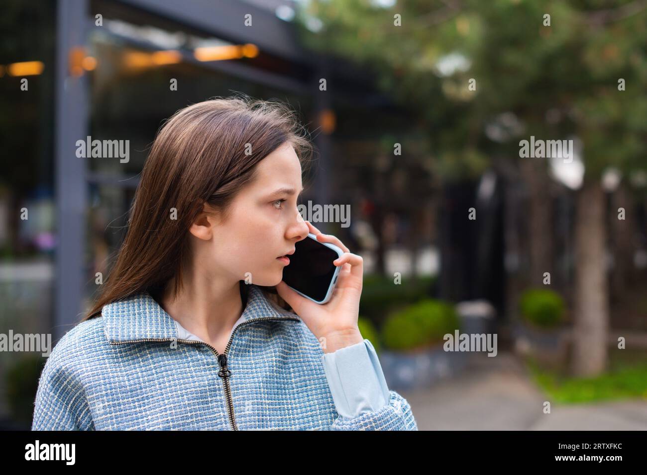 inquiète adolescente parler au téléphone et résoudre des problèmes marchant dans la rue. confirmation de location de logement, réservation d'hôtel en ligne Banque D'Images