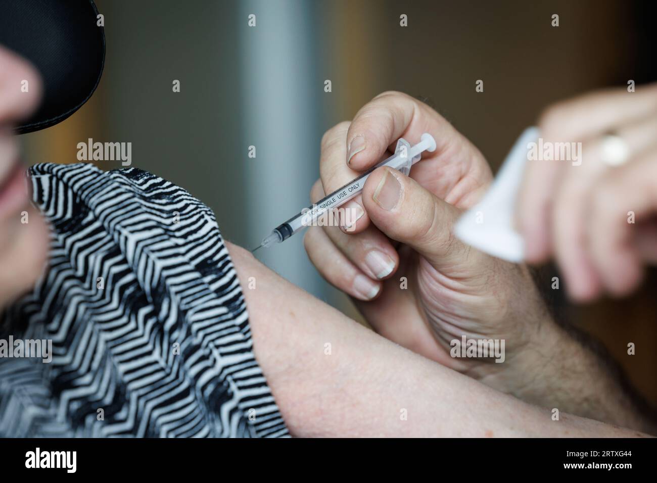 La photo d’illustration montre le début d’une autre campagne de vaccination contre le Covid-19 et la grippe, au Woonzorgcentrum de Koornbloem, Kortrijk, le vendredi 15 septembre 2023. Dans les mois à venir, chaque adulte en Flandre pourra être vacciné contre le Covid et la grippe. Ceci est fortement recommandé pour environ 2 millions de personnes en Flandre qui sont vulnérables à devenir gravement malades de ces virus. Les centres de soins résidentiels seront donc les premiers à commencer à vacciner leurs résidents contre le Covid en septembre. BELGA PHOTO KURT DESPLENTER Banque D'Images