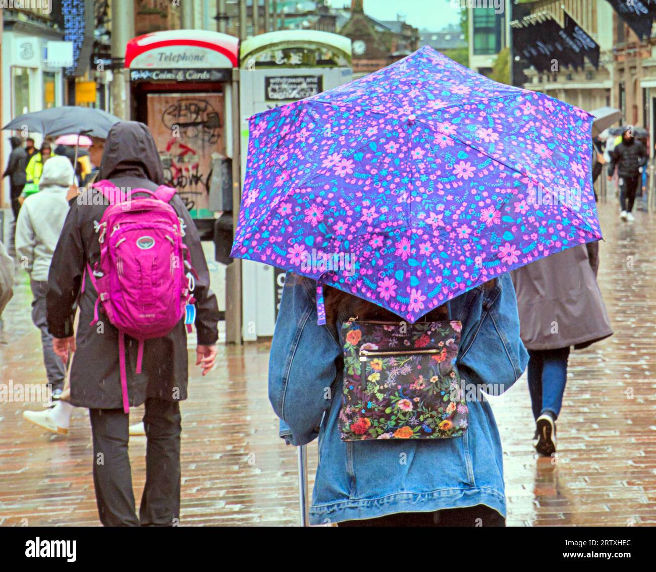 Glasgow, Écosse, Royaume-Uni. 15 septembre 2023. UK Météo : la pluie dans le centre-ville a vu les habitants et les touristes avec leurs parapluies fouler le mile de style et la capitale du shopping de l'Écosse. Crédit Gerard Ferry/Alamy Live News Banque D'Images