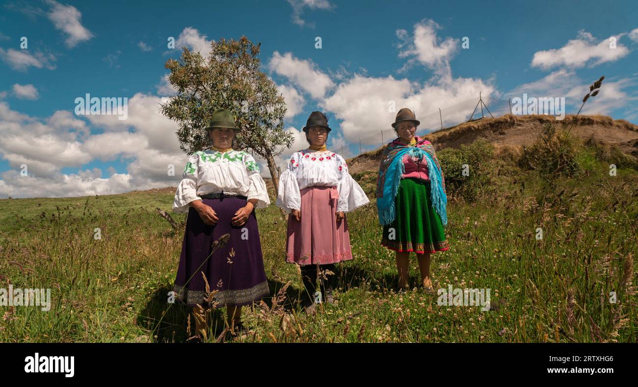 Cangahua, Cayambe / Équateur - septembre 12 2023 : trois femmes autochtones âgées de Cayambe marchent dans la campagne pendant la journée Banque D'Images